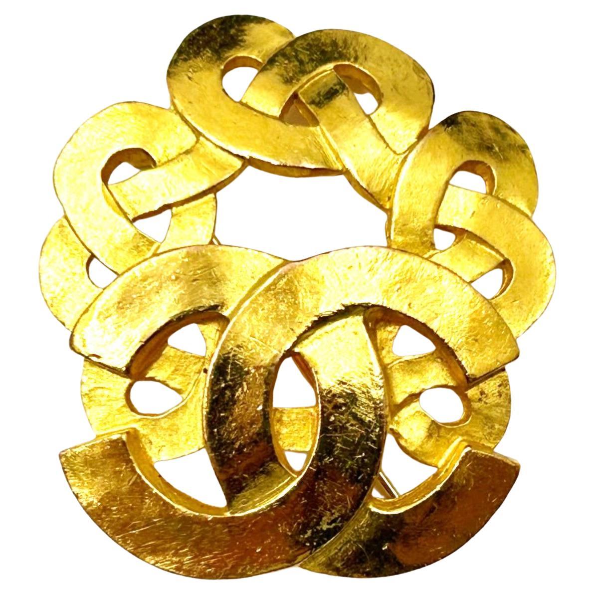 Broche Chanel vintage métal doré mat trèfle à quatre feuilles et logo  automne 1995  For Sure Vintage